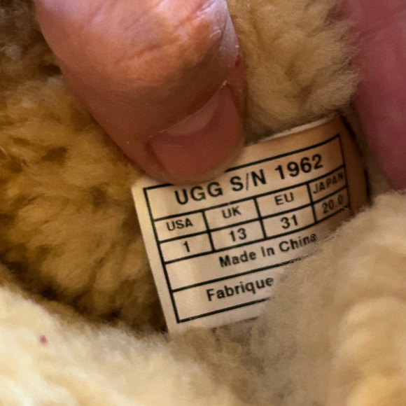 UGG Bailey Button Triplet Youth Size 1  Chestnut - Picture 3 of 7